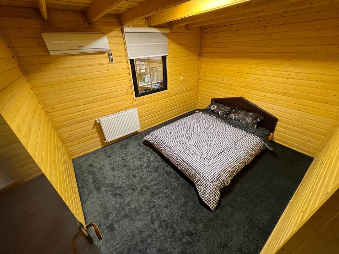 کلبه چوبی استخر دار ترنج کلبه چوبی استخر دار ترنج