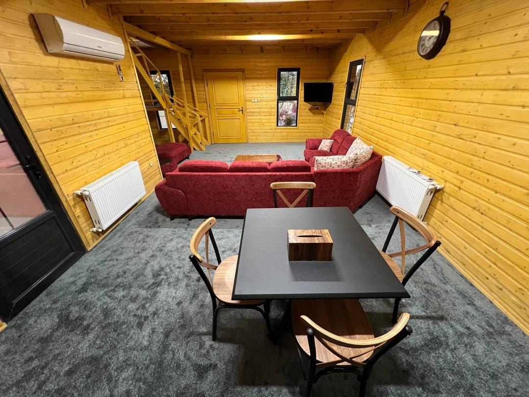 کلبه چوبی استخر دار ترنج