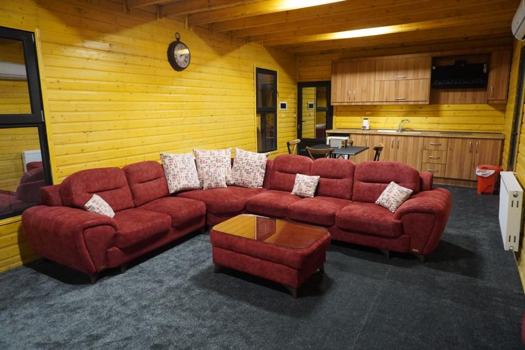 کلبه چوبی استخر دار ترنج