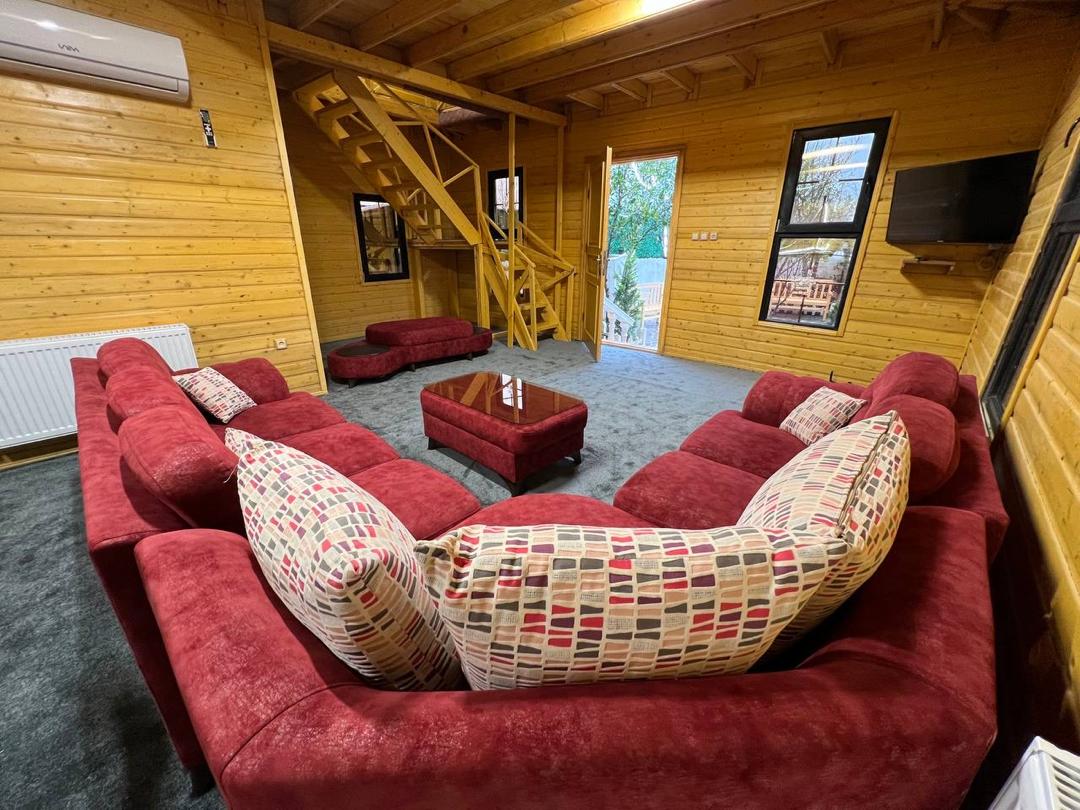 کلبه چوبی استخر دار ترنج