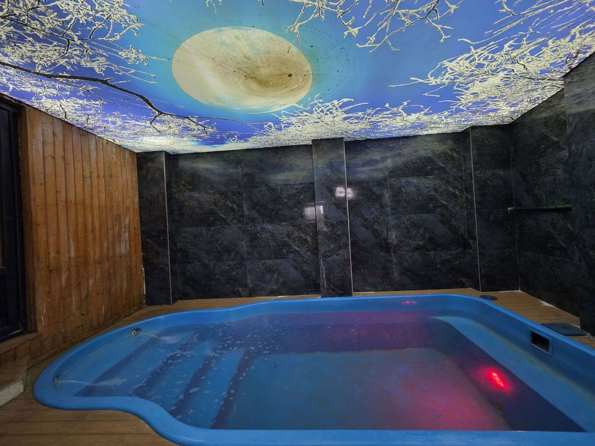 کلبه چوبی استخر دار ترنج کلبه چوبی استخر دار ترنج