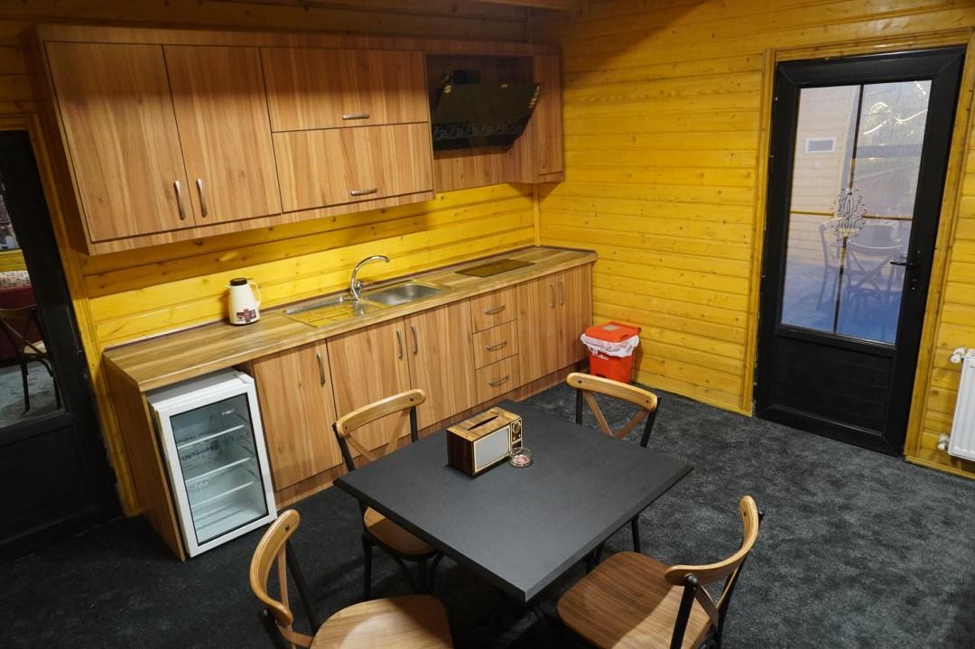 کلبه چوبی استخر دار ترنج کلبه چوبی استخر دار ترنج